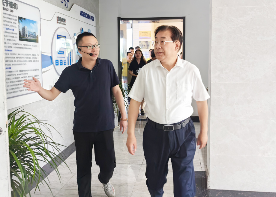 馬鞍山市委書記袁方及市長(zhǎng)葛斌分別蒞臨安徽科達(dá)新材料、安徽科達(dá)機(jī)電考察調(diào)研