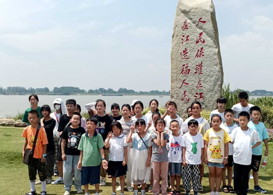 科達(dá)華東新能源汽車公司助力脫貧村兒童開展游學(xué)活動